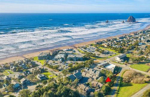 Cannon beach vibes, steps to the beach,WIFI,3 full bedroom en suites with 3 fireplaces,Near Downtown - Photo 21