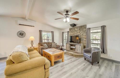 Snowy Peak Views and Cozy Game Nights Pine Home - Foto 1