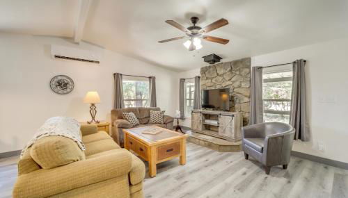 Snowy Peak Views and Cozy Game Nights Pine Home - Foto 1