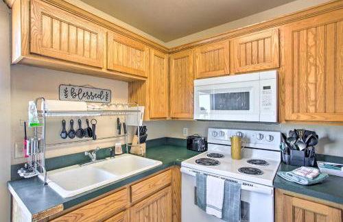 Pet-Friendly Efficiency Cottage with Pool! - Foto 12