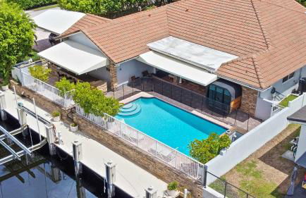 Luxe 4BR Waterfront w Htd Pool 5min to Beach - Foto 11