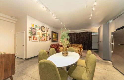 Stylish South Hill Retreat Queen Bed and Sofa Sleeper Full Kitchen Free Parking - Foto 47