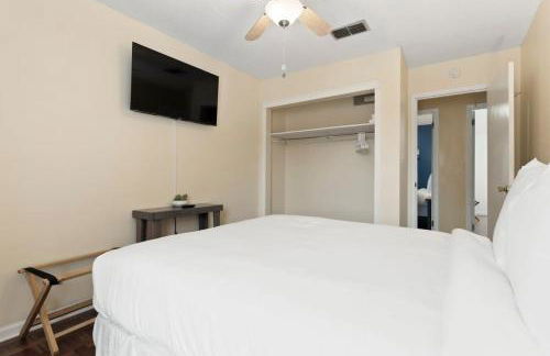 Large Fenced Yard near Midtown- Shamrock Stay - Foto 41