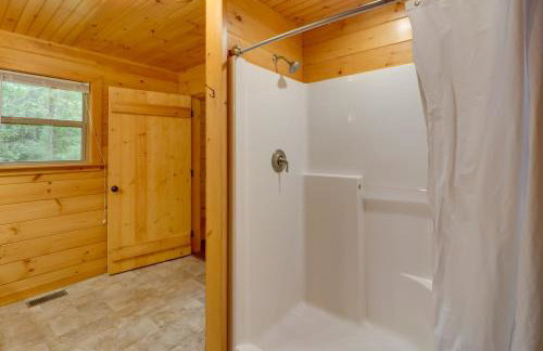 Serene and Secluded Alabama Cabin with Covered Deck! - Foto 20