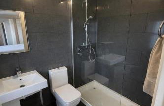 NEW! Large 4BR home by Shirestone Property, Driveway Parking, Near M40, Wifi - Photo 5