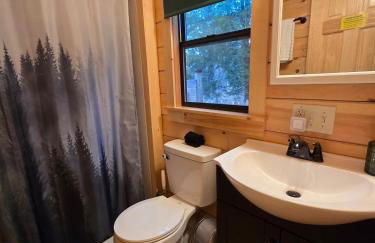 Incredible Modern Tiny Log Cabin near the Ammonoosuc River for a Romantic Getaway in New Hampshire - Foto 32