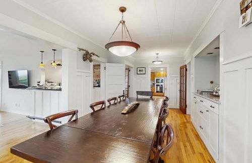 Steps to Crystal Lake! Group Getaway with Hot Tub - Foto 7