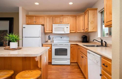 Ski Town Hideaway | Fireplace + Walk to Downtown - Foto 21