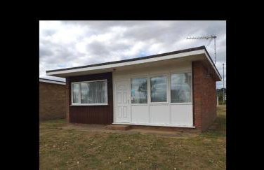 2 Bed Chalet Sleeps 4- Parking, Garden, Near Beach - Foto 37