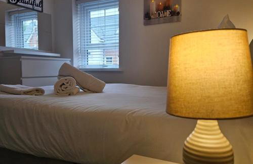 Modern Comfy 3 Bed Home - Free 2 space driveway - Free road parking - Free Netflix - Foto 6