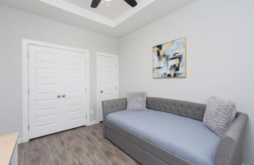 La Querencia on Zinnia w Fast Wifi & Workspace - Photo 7