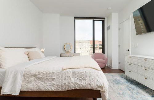 Back-Bay 2BR Condo w Roof top Gym Parking - Foto 2