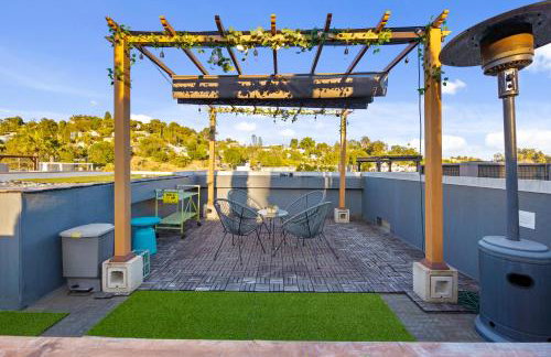 Chic Silver Lake Oasis with Breathtaking City Skyline Views, Private Rooftop & Garage - Foto 3