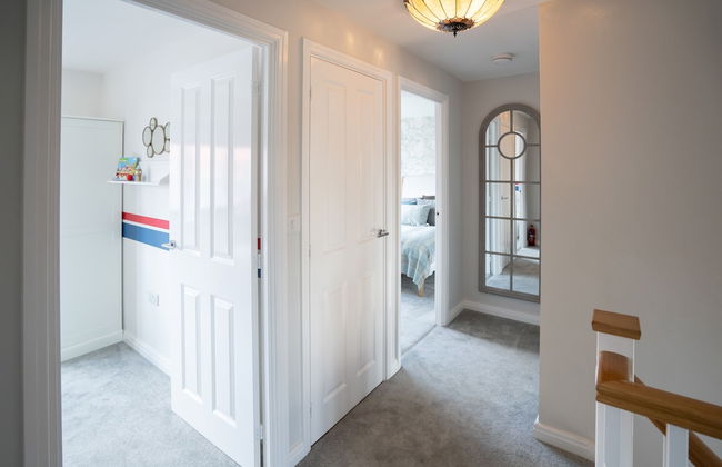 4 Bedroom Detached House 5mins Walk to Shopping Village - Foto 35