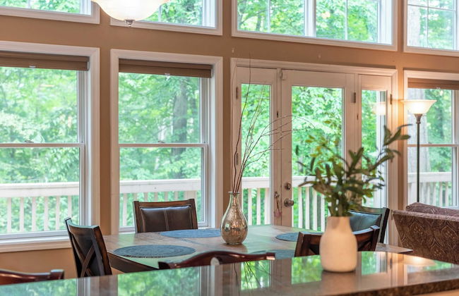 Bear Trail Chalet by Avantstay Retreat w/ Outdoor Living Deck & Fire Pit - Foto 10