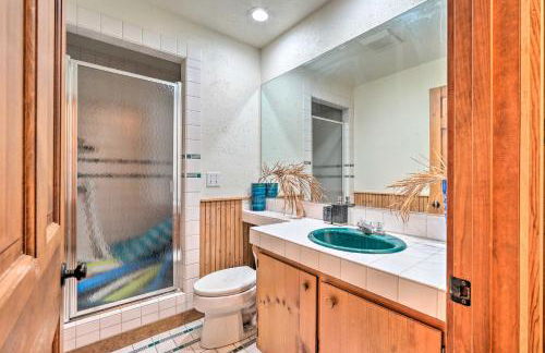 Luxe Plymouth Chalet with Indoor Pool and 3 Decks! - Foto 25