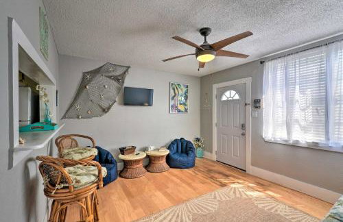 Walk to Beach Breezy Galveston Apt with Deck! - Foto 8