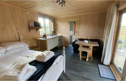 Beautiful Wooden tiny house, Glamping cabin with hot tub 3 - Photo 15