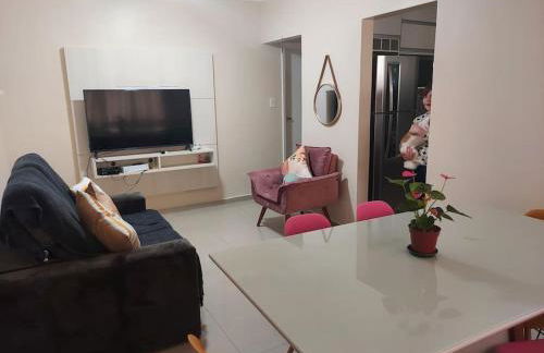 Apartamento encantador- 40 metros da praia e duas quadras do shopping - Foto 1