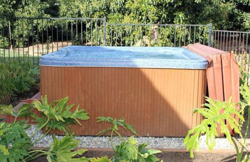 Romantic and Relaxing Villa Retreat with a Jacuzzi near Somis, California - Photo 5