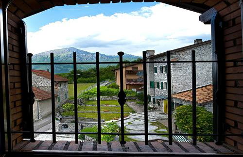 Cottage in Italy With Alpine Fireplace - Foto 47