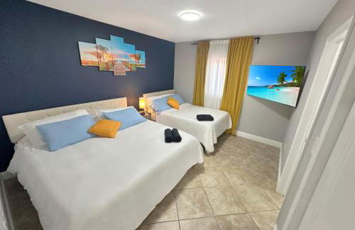 Vacay Spot Happy Escape 15 Min Beach Massage Shower Prime LOC! 6 blocks away from Bars, Nite Clubs, Res, Shops - Photo 3