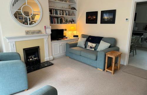 Gulls, charming seaside cottage, centrally located - Photo 1