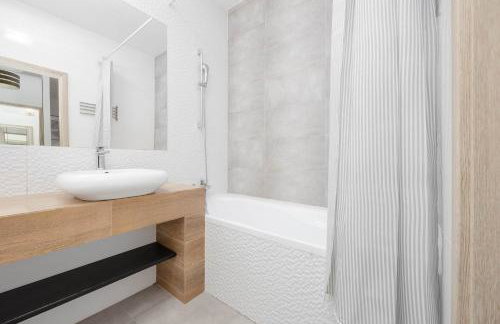 Modern Apartment in Warsaw with Parking and Balcony by Noclegi Renters - Photo 20