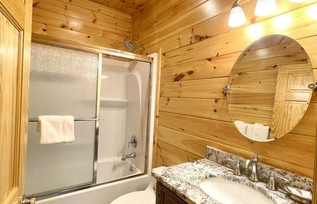 Peaceful family cabin near fishing with over 100 acres of mountain and field trails to explore! 2 Bedroom Cabin by RedAwning - Foto 9
