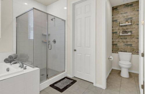 Serenity Retreat: 3BR, Heated Pool, Parking - Foto 22