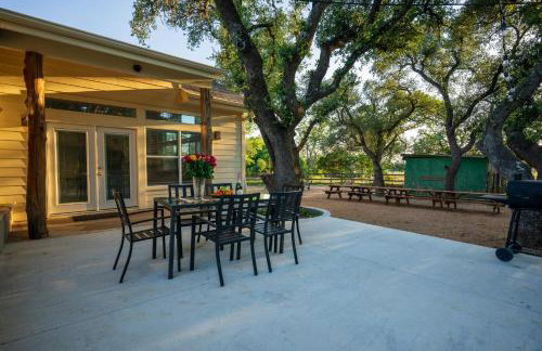 Private Luxury Getaway | Fire Pit | Near Weddings - Photo 32