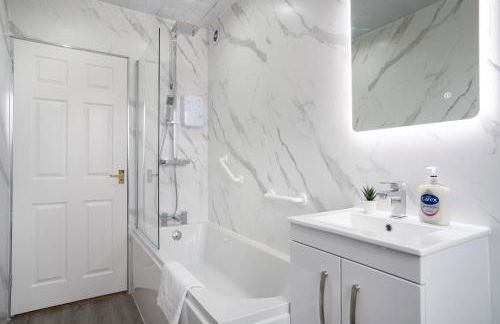 2 Bedroom Apartment-Free Parking-by Holiday Homes - Foto 13