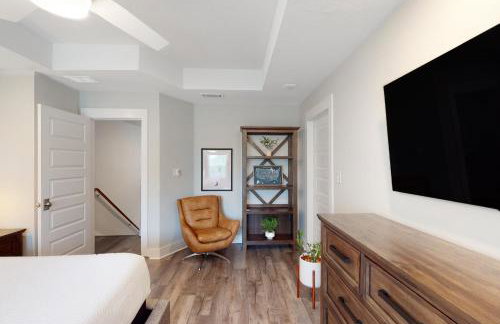 Stylish dog-friendly townhome with firepit & enclosed yard - blocks to downtown - Photo 16