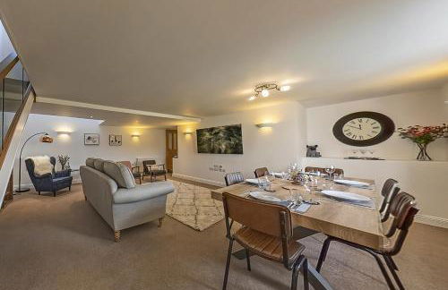 Stunning Barn Conversion with HOT TUB and ALPACAS - Ty Cerrig Barn - Photo 49