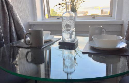 RIVER CLYDE VIEWS - PRIVATE & SPACIOUS APARTMENT - Photo 21