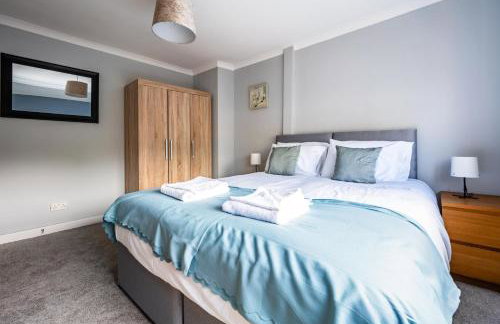 Scotia House -3 bed house in Larkhall with private driveway - Photo 2