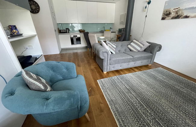 Cozy Coastal Apartment - Photo 5