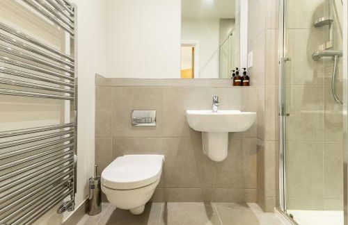 Heathrow House with Parking - Sleeps 5 near M25, Virginia Water, Thorpe Park & Legoland, Mid To Long Term Bookings Welcome - Foto 19