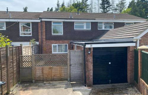 Comfy House with Parking for Multiple Vehicles - Foto 25