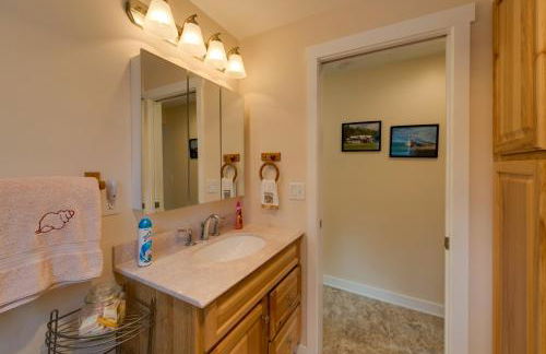 Herron Island Cabin with Deck Walk to Beach! - Foto 14