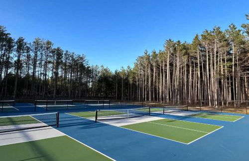 Pool and Beach Access! Lake Arrowhead Hideaway - Foto 40