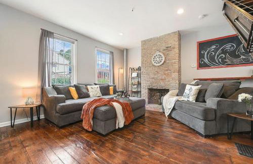 HostWise Stays - The "Row" House - Beautiful Space, Two King Beds - Photo 17