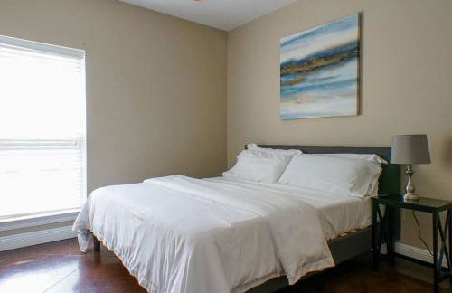 Quiet 3BR Escape, 4 TVs, Kitchen, Parking -F- - Foto 9