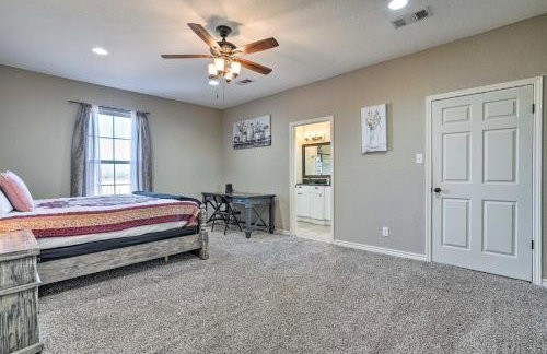 Peaceful Atascosa Home with Balcony and Deck! - Foto 13