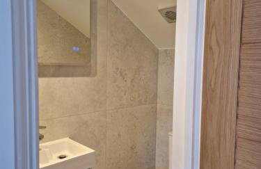 Luxury London Oasis - Photo 10