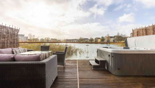 Lakeside Cotswolds Retreat with Private Hot Tub set on Lower Mill Estate - Foto 2