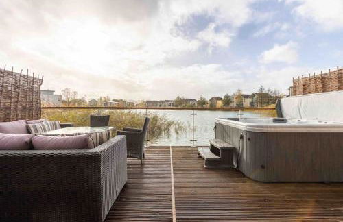 Lakeside Cotswolds Retreat with Private Hot Tub set on Lower Mill Estate - Photo 2