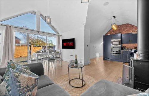 The Oak Sty - 2 Bed Countryside Cottage Escape in Durley with Hot Tub, Unique rural retreat, Private Parking, Sleeps 4 & Pet friendly - By Blue Puffin Stays - Photo 1