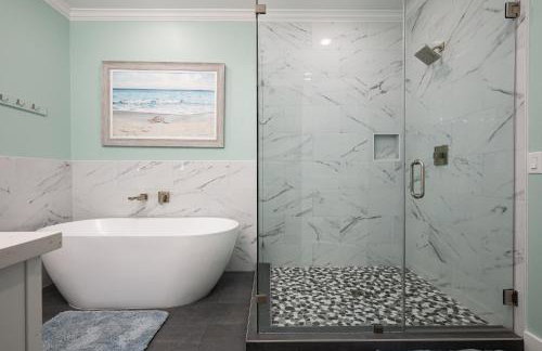 Luxury Beachfront l Sleeps 20, Hot Tub, Pool & Game Room Fun! - Foto 62