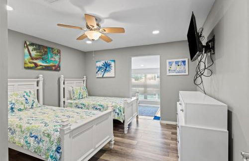 Sea Glass Dreams - Waterfront Pool Home, Mini Golf, Game Room, 110' Dock - Foto 13